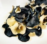 消失的真相與數位陷阱：為何我們該警戒中國進口食品的「未知風險」？